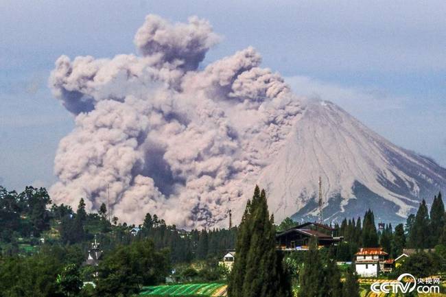 印尼锡纳朋火山喷发