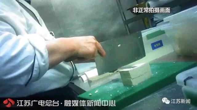 水果和肉类混用刀具案板……火锅店里这一幕幕惊呆了！