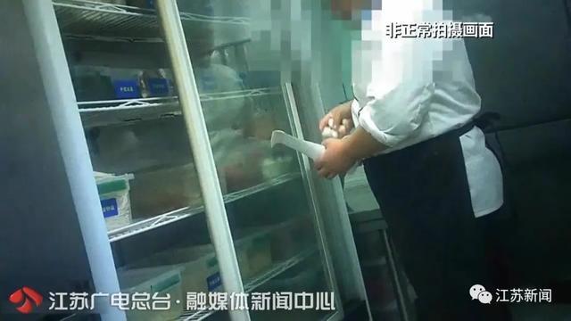 水果和肉类混用刀具案板……火锅店里这一幕幕惊呆了！