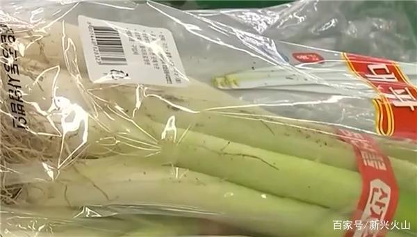 韩国大葱涨至43元一公斤 市民:吃不下的切成小块冷冻