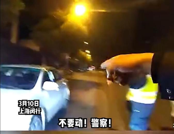 酒壮怂人胆！上海一男子醉酒后发酒疯抢车 车主一脸懵逼