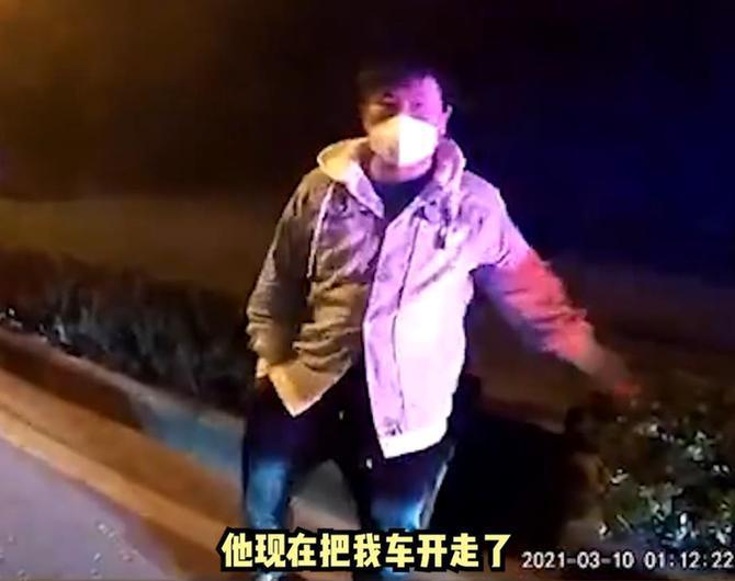 你牛行了吧 上海一男子醉酒后发酒疯抢车 车主一脸懵逼