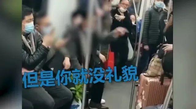 男子因工作太累在地铁里未让座，被70岁大爷怒怼没道德！网友吵翻