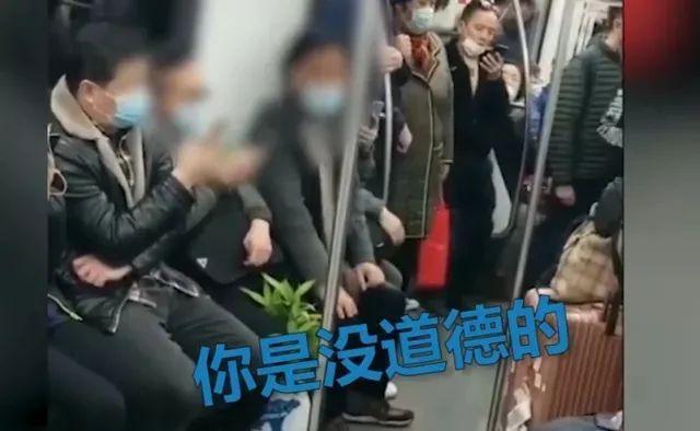 男子因工作太累在地铁里未让座，被70岁大爷怒怼没道德！网友吵翻