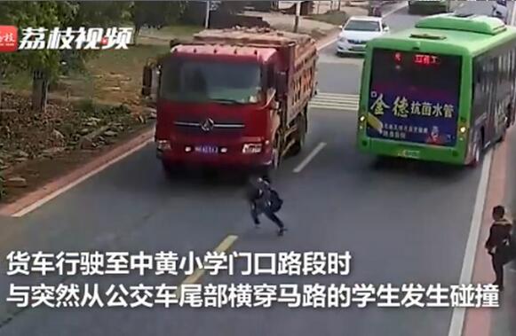 悲剧！小学生飞奔过马路被撞身亡 儿童安全过马路要牢记三个字