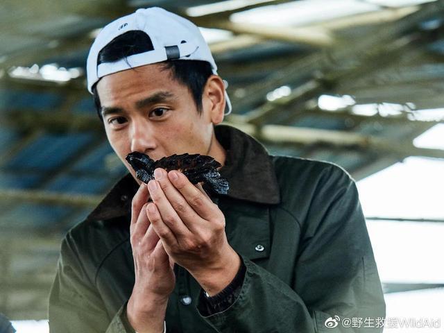 兄弟情深!余文乐祝彭于晏早日脱单,网友神评亮了