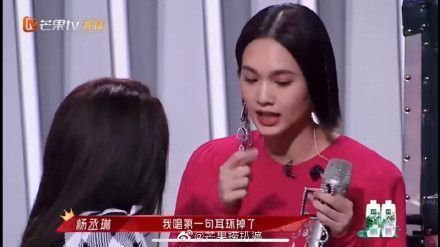 临场反应能力太绝了！杨丞琳边唱边接住耳环，继续唱高音