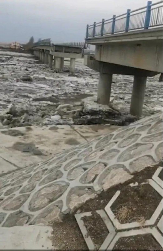 哈尔滨一大桥疑被冰排撞塌 出现数十米长空缺 现场什么情况？