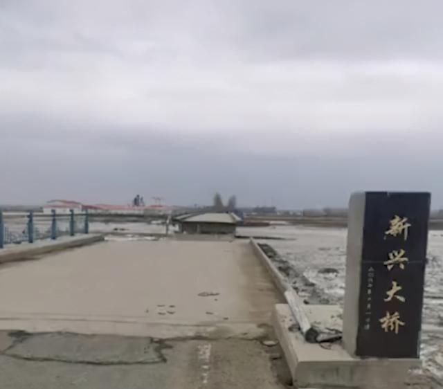 哈尔滨一大桥疑被冰排撞塌 出现数十米长空缺 现场什么情况？