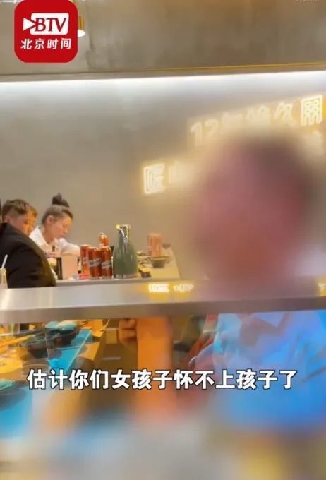 女子劝阻抽烟被泼不明液体 火锅店回应说了什么？