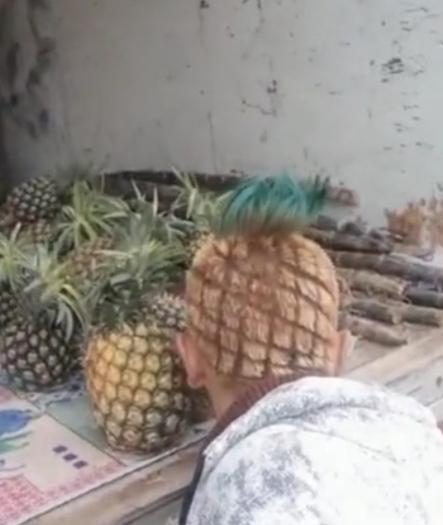 灵魂卖家！河北小贩顶着“菠萝头”卖菠萝，换发型后日销800斤