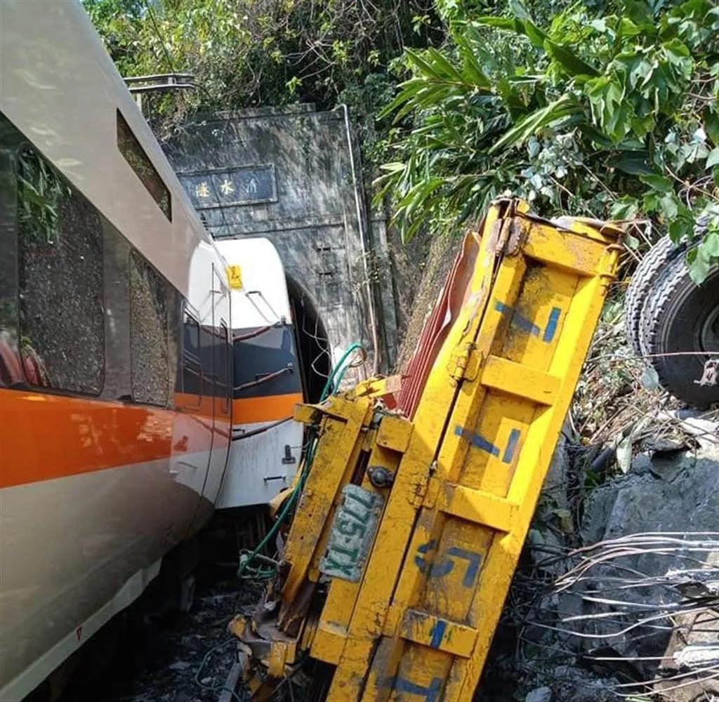 台铁列车脱轨事故救援现场 工程车不明原因滑落砸中列车