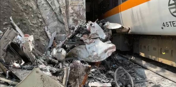【现场图】台铁列车脱轨事故救援现场 已致34人罹难