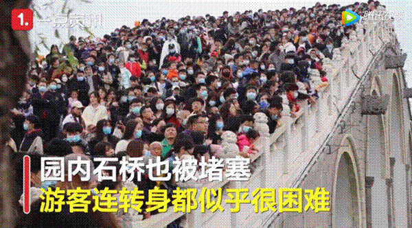 密集恐惧！上万游客挤满清明上河园石桥，现场具体啥样？