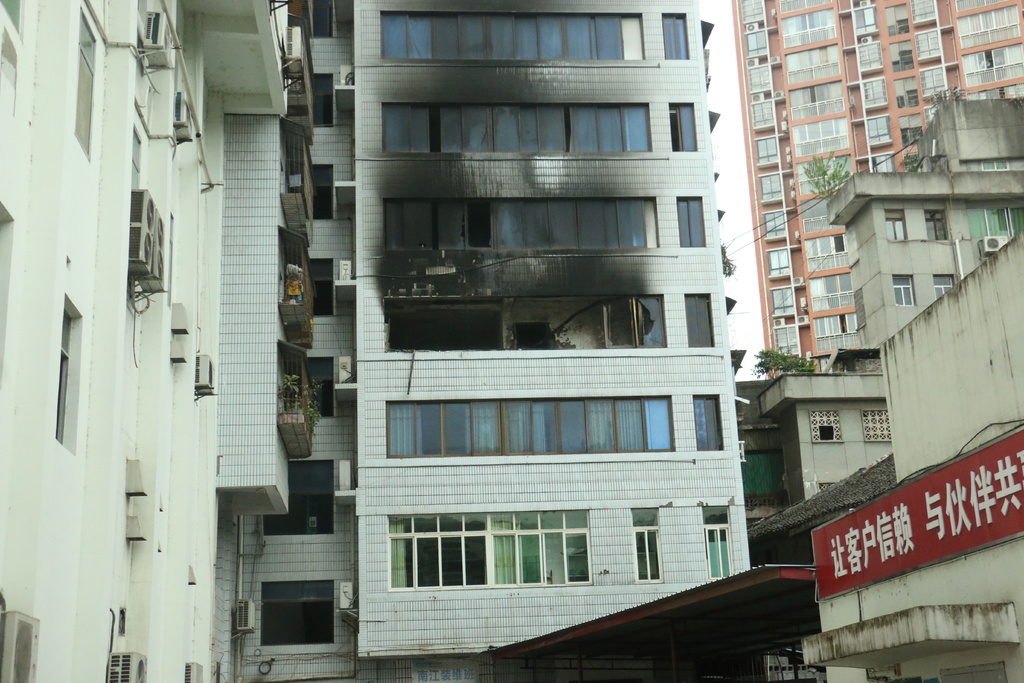 四川巴中一居民楼发生火灾 5名被困者已成功获救