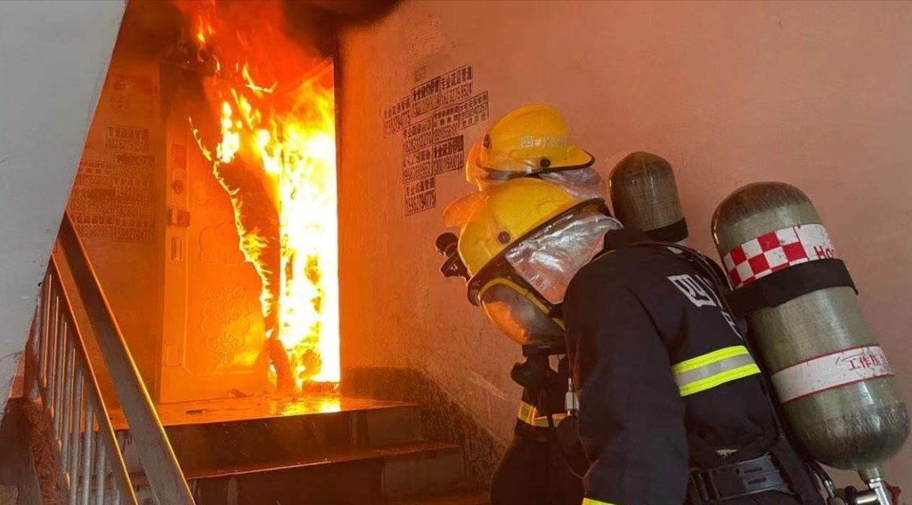 四川巴中一居民楼发生火灾 5名被困者已成功获救