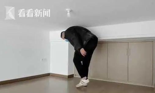 惊呆!成都一小区新房层高只有1米3,2楼只能跪着走?