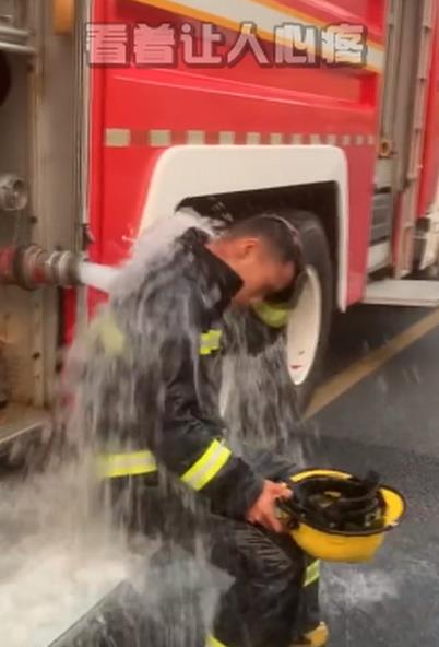 消防员灭火后用余水给自己降温，画面看了让人心疼