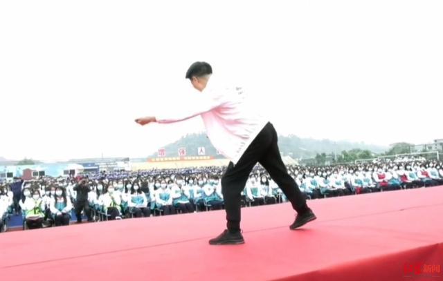 火爆全网!教育局长跳霹雳舞为学生解压 引得台下学生一片沸腾