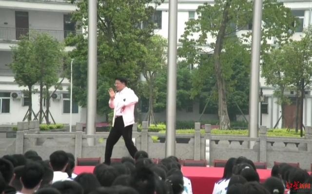 火爆全网!教育局长跳霹雳舞为学生解压 引得台下学生一片沸腾