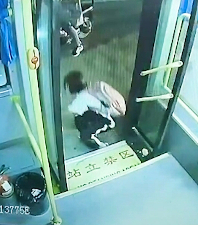 广东惠州一公交公司回应女生被夹遭拖行，对司机进行停职处理