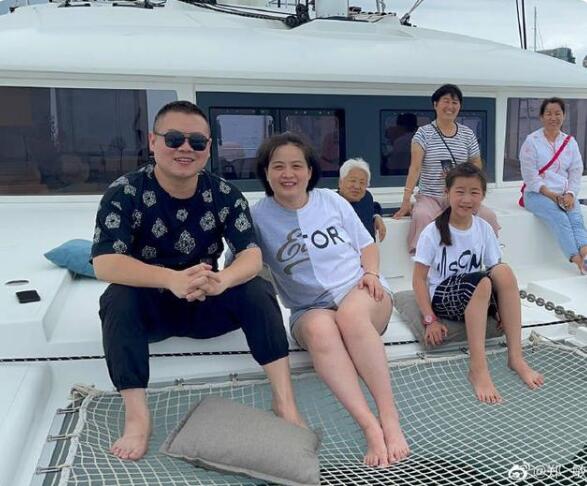 苦尽甘来!岳云鹏带全家坐游艇,母亲白发苍苍老婆依偎身旁【图】