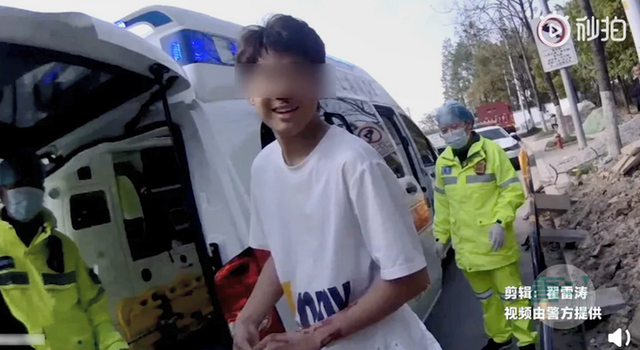 小伙陷泥坑报警狂笑逗乐接警员，发生了什么？