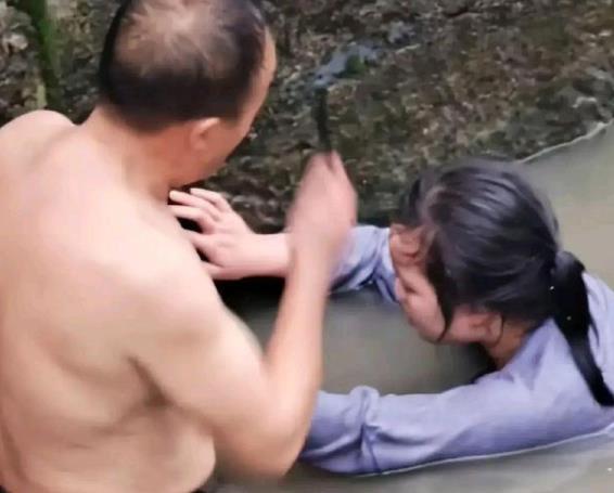 浙江一女子跳河轻生，与施救者水中互殴，两人竟是父女关系？