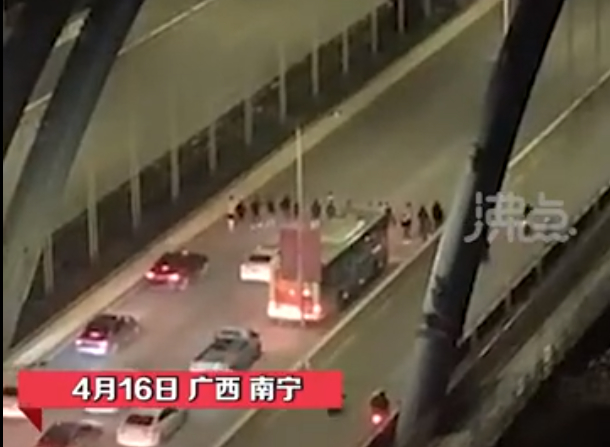 南宁警方通报“10余人大桥上并排行走”：因工程款纠纷