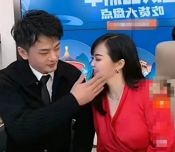 啥情况？辛巴直播拉着老婆连踢5脚，发生了什么？