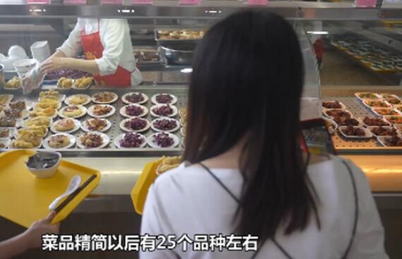 云南大学食堂推出玫瑰宴 玫瑰奶冻、玫瑰寿司、玫瑰冰粉