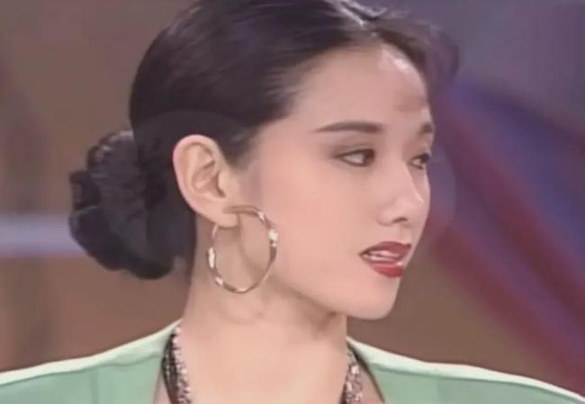 港风美女！杨丽萍20年前超惊艳 头身比完美 四肢纤细修长