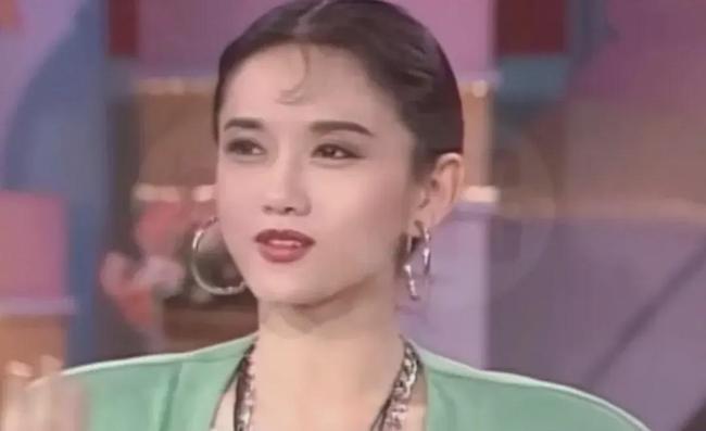 港风美女！杨丽萍20年前超惊艳 头身比完美 四肢纤细修长
