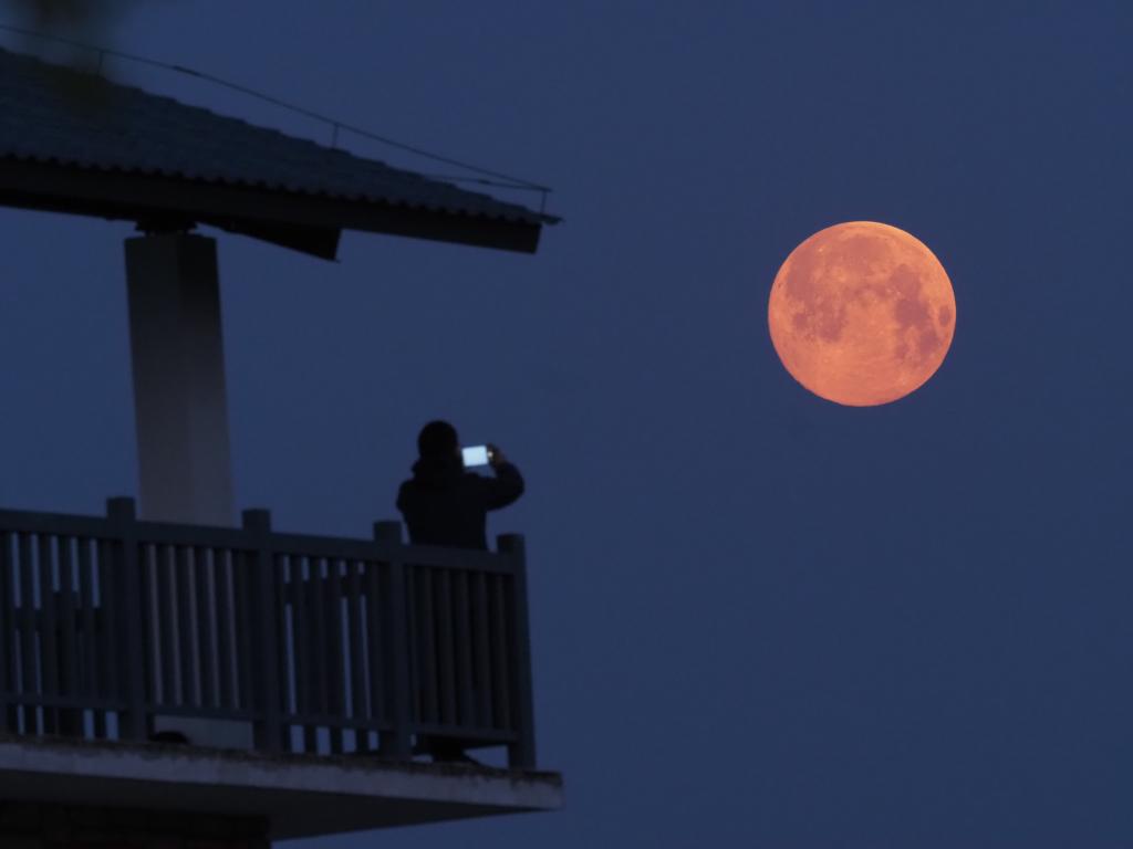圆圆满满！今年首次超级月亮今晚亮相，天文爱好者纷纷晒图