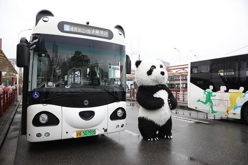 一道美丽的风景线！上海熊猫公交车上路
