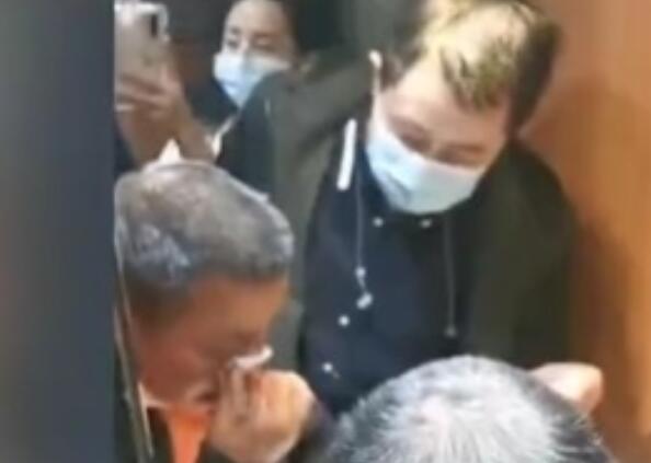 【饱和式救援】动车乘客突发疾病遇上55名医生 乘客病情控制
