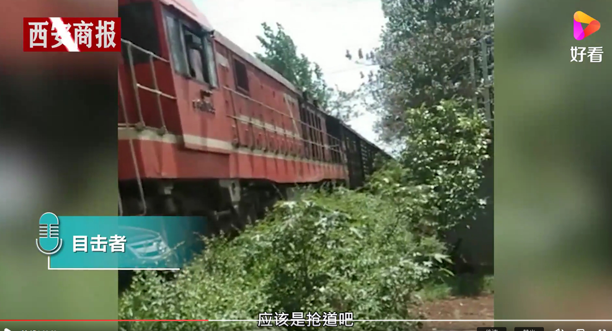 河南一轿车与火车相撞 目击者：轿车被推行100米左右