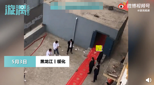 红毯从新郎家直接铺到新娘家,连婚车都省了!