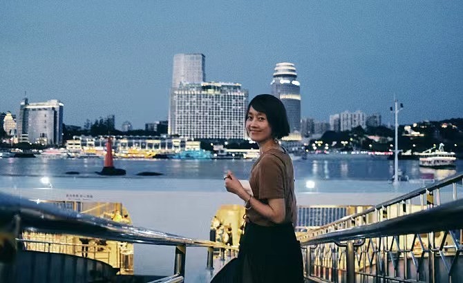 上海女星马伊琍晒出游照 纯素颜出镜演绎自然美