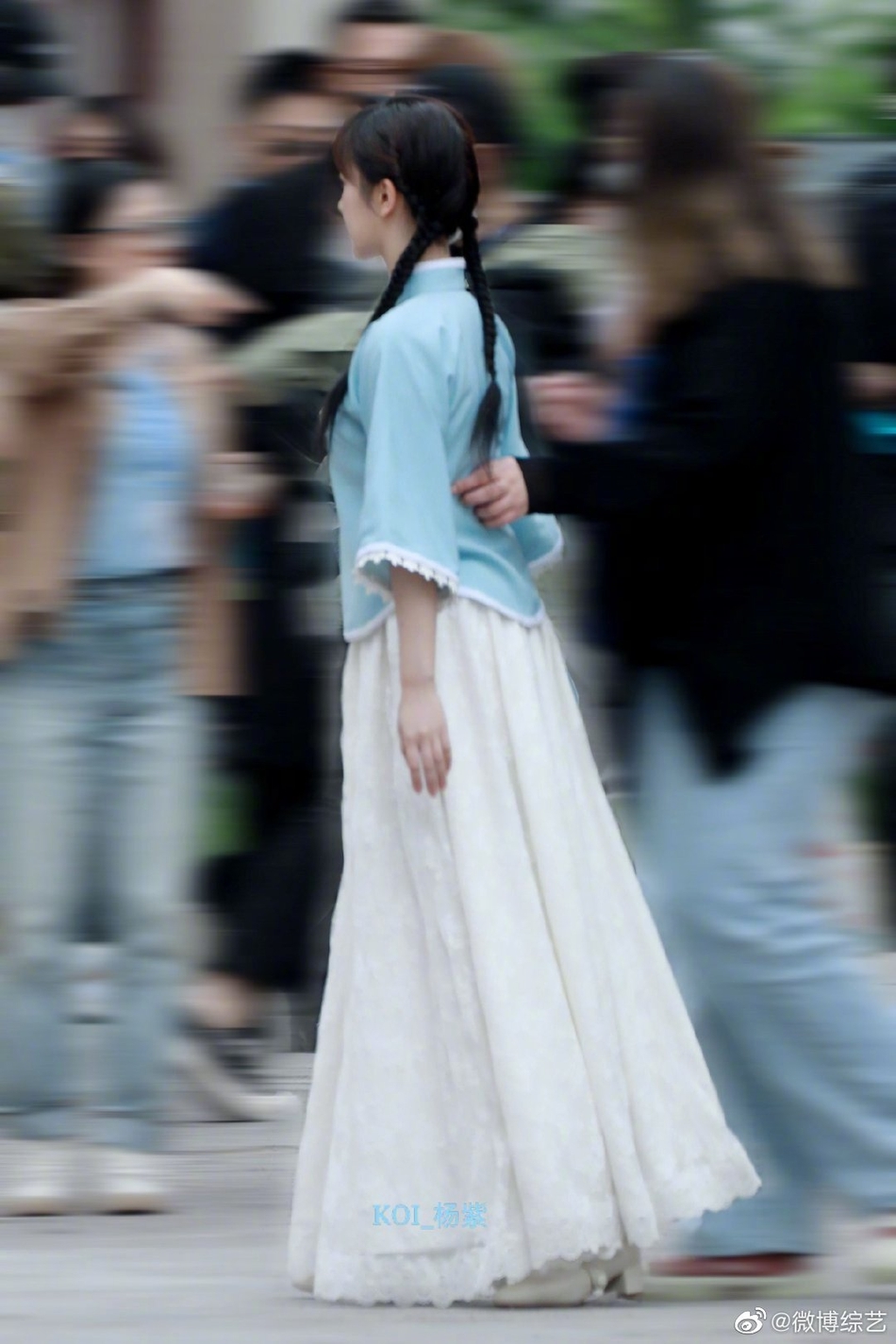 杨紫民国风造型少女感满满 走路微提裙摆优雅有气质