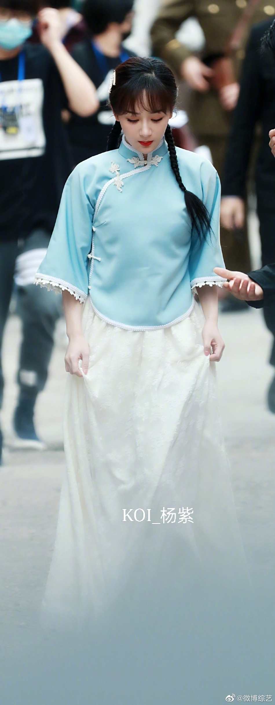 杨紫民国风造型少女感满满 走路微提裙摆优雅有气质