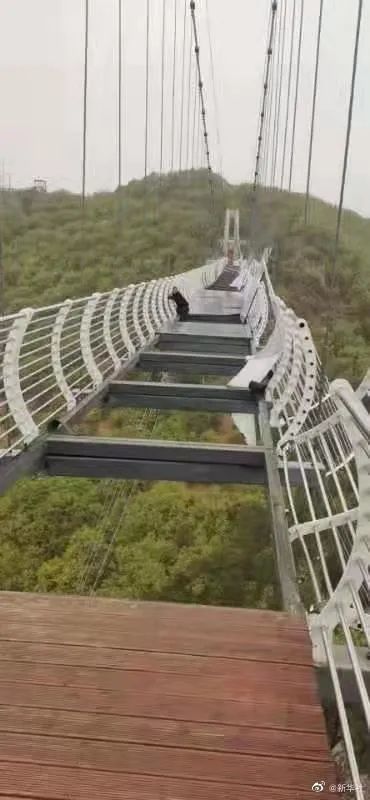 惊险！突遇强对流天气，吉林一景区高空栈道玻璃掉落