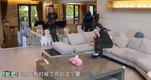 三年抱俩!奚梦瑶宣布怀二胎 之前亮相时孕味明显