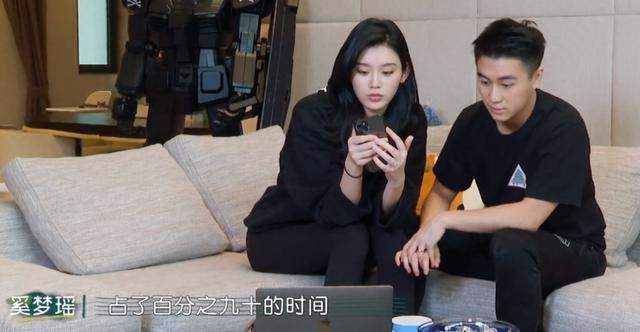 三年抱俩!奚梦瑶宣布怀二胎 之前亮相时孕味明显