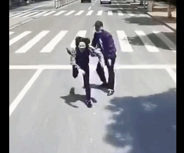细思极恐！警方通报男子将女友推向公交车 这算故意杀人吗？