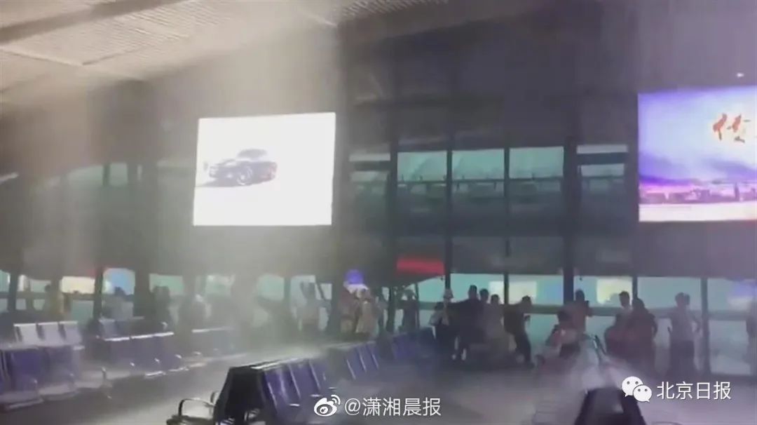 恶劣天气导致悲剧发生！武汉工地吊篮被吹动撞击大楼 2人死亡 