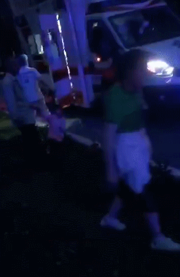 电瓶车电梯内爆燃 监控拍下恐怖一幕  现场一片狼藉