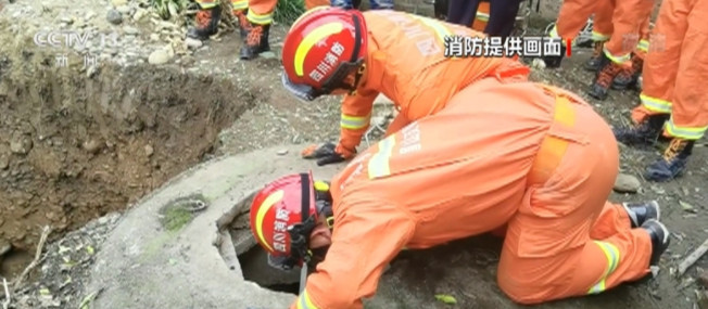 四川眉山：七旬老人被埋深井 消防员九小时救出