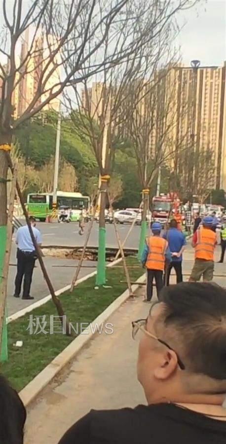 西安雁翔路塌陷 一女子坠坑身亡 究竟发生了什么？