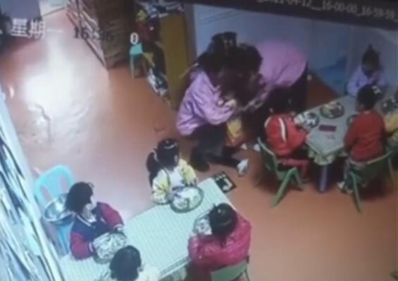 甘肃兰州一幼童吃饭时被呛致死 老师来来回回40多秒才发现幼童呛死